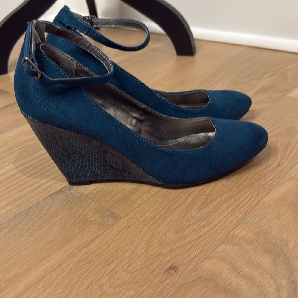 Peacock blue wedges Kenneth Cole